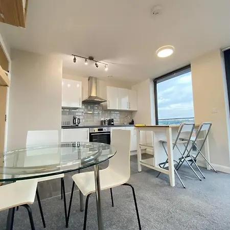 Stylish City Centre Penthouse With Stunning Views Apartment *