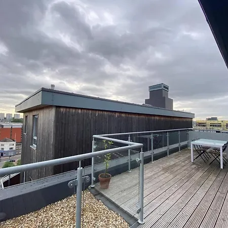 Stylish City Centre Penthouse With Stunning Views *